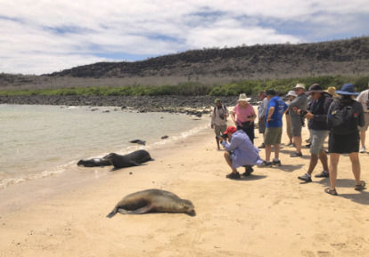 Personas visitando Galápagos en un tour
